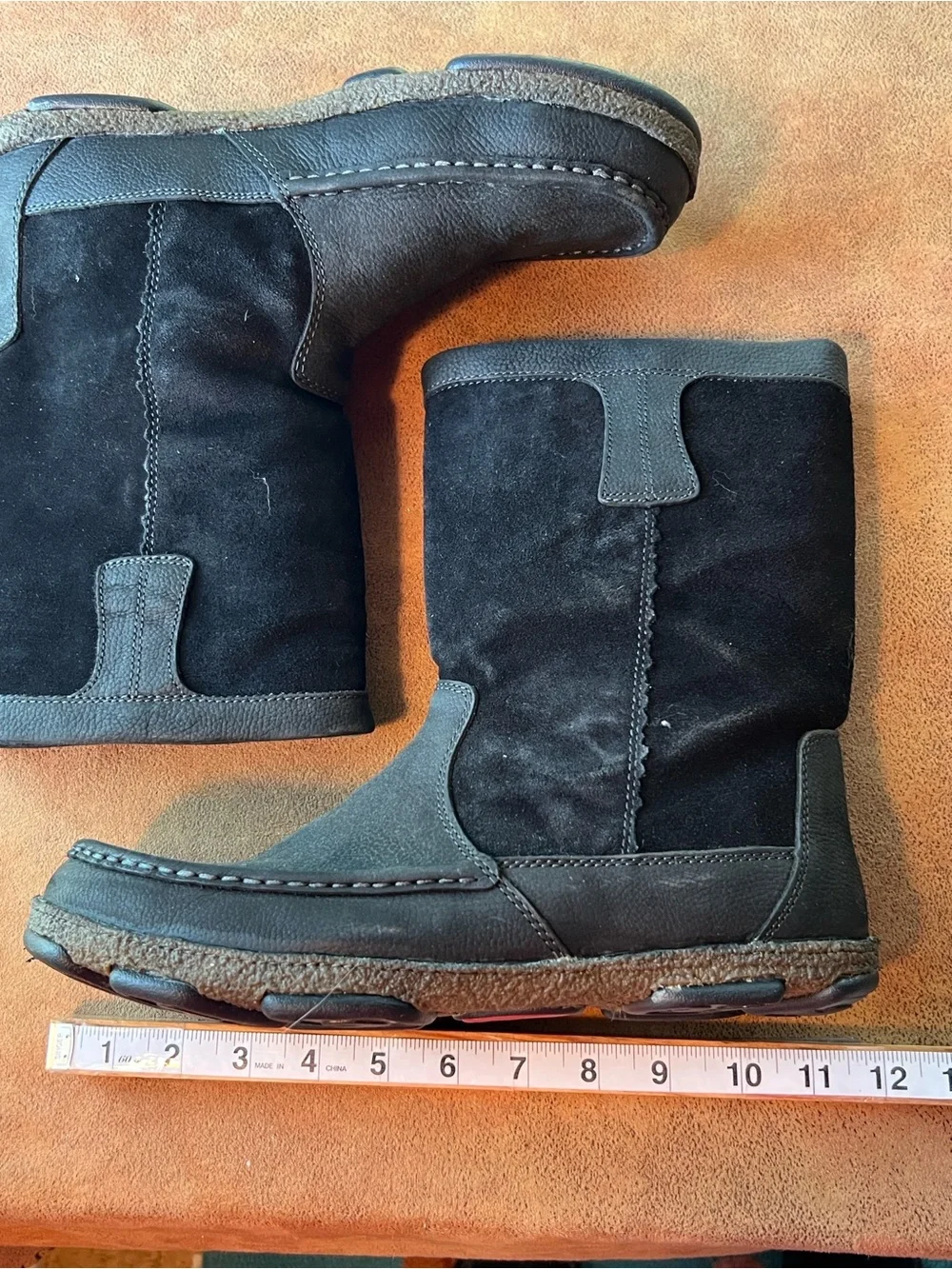 OluKai Kohana Men's Black Suede & Leather Boots with Blue Lining. Size 10
